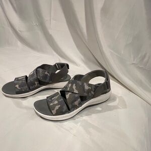 Clarks Cloudsteppers Olive/Gray Camo Sandals Size 8.5 *EUC*